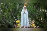 Fiéis celebram o Dia de Nossa Senhora de Fátima com missas, procissões e momentos de oração em várias partes do mundo.