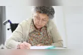 Especialistas e relatos de idosos reforçam a importância do equilíbrio entre cuidado e autonomia para um envelhecimento mais saudável.