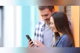 Casais e terapeuta divergem sobre o compartilhamento de senhas e acesso ao celular, em debate sobre confiança, privacidade e limites no relacionamento.