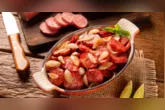 Petiscos para jogo incluem receitas como calabresa acebolada, torresmo e dadinho de tapioca para acompanhar Brasil x Noruega em casa.