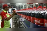 Coca-Cola aposta em embalagens menores para driblar a inflação e manter o consumo frequente mesmo com o bolso mais apertado do consumidor.