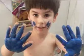 O menino Henry Borel, morto aos 4 anos, brincando com tintas