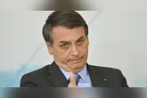 Bolsonaro cumpre prisão domiciliar humanitária após condenação a 27 anos e 3 meses de prisão por tentativa de golpe de Estado.