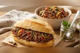 Carne Louca na panela de pressão é perfeita para um lanche em um pão francês.