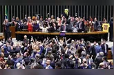 A Câmara dos Deputados aprova a PEC que reduz a jornada de trabalho para 40 horas semanais, encerrando a escala 6x1.