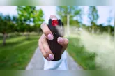 Saiba tudo sobre a nova lei que autoriza mulheres a usar spray de pimenta para defesa pessoal e suas implicações.