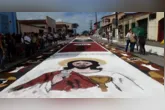 Os tradicionais tapetes de Corpus Christi transformam ruas em verdadeiras obras de arte e simbolizam a devoção dos fiéis durante uma das celebrações mais importantes da Igreja Católica.