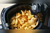 Saiba que alimentos podem ou não ir na air fryer para evitra o consumo da acrilamida.