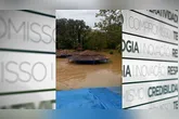 Nas imagens, é possível observar casas e quiosques parcialmente submersos pela água.