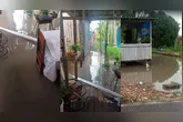 Moradores convivem com os alagamentos constantes, que trazem dor de cabeça e prejuízos.
