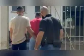 Policiais conduzem dono da oficina onde a motocicleta foi encontrada com numeração do motor raspada