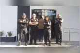 A suspeita foi localizada no bairro do Tenoné após investigação da Polícia Civil e teve notebook, celulares e outros materiais apreendidos durante o cumprimento de mandados judiciais.