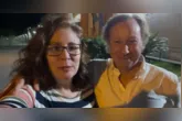Carla Zambelli (PL-SP) ao lado de seu advogado após deixar a prisão na Itália. A ex-deputada comemorou a decisão da Justiça italiana, que anulou o pedido de extradição relacionado à condenação por invasão dos sistemas do CNJ.