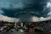 Meteorologistas alertam sobre ciclone intenso que pode afetar o Brasil em julho, trazendo temporais e mudanças climáticas significativas.
