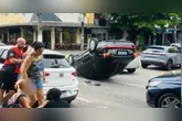 Acidente na avenida Marquês de Herval: um carro capotou e deixou jovens feridos.