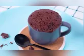 O processo é direto e não exige nenhum equipamento especial além de uma caneca e um micro-ondas.