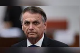 Uma arma registrada em nome do ex-presidente Jair Bolsonaro foi encontrada no interior de um veículo conduzido por um militar do Exército Brasileiro.
