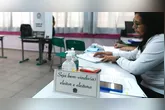 O cadastro é feito online, preferencialmente, pelo aplicativo e-Título, ou nos sites dos tribunais regionais eleitorais.