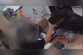 Antes de fugirem, os dois homens ainda pegaram alguns picolés da sorveteria.