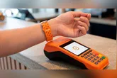 Para uso, o cliente vincula o anel ou a pulseira ao seu cartão de crédito pelo aplicativo oficial do banco.