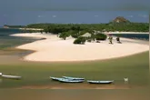 A longa faixa de areia cercada por águas do Rio Tapajós, no território santarenos, figura à frente de famosas praias como a Praia do Rosa (SC) e São Miguel dos Milagres (AL).