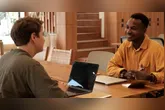 Manter o currículo atualizado e cadastrado nas plataformas corretas amplia as chances de ser convocado para entrevistas.
