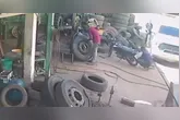 O trabalhador fazia o reparo no pneu quando o equipamento estourou com força. O impacto da explosão atingiu diretamente uma das mãos do profissional.