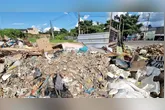 O acusado usava um caminhão baú para carregar o material até o local de descarte irregular.