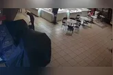 Em um dos registros, o homem aparece escondido sob a lona de um quiosque de joias na Estação das Docas.