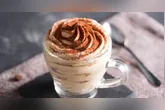 É possível finalizar com um leve polvilhado de café instantâneo por cima, o que realça o sabor e melhora a apresentação.
