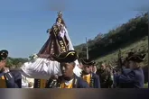 Um dos momentos mais simbólicos da festa foi a cerimônia de troca do manto da padroeira. Esse ritual ocorre logo após a primeira procissão terrestre e representa a renovação da devoção dos fiéis à santa.