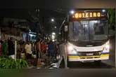 A situação gerou cenas de desespero no local. No entanto, todos saíram ilesos do veículo.