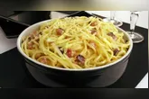 A receita substitui o guanciale tradicional por bacon.