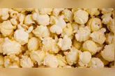 Com a técnica certa, é possível manter o sabor e a textura típicos da pipoca de cinema, porém com um preparo mais leve e equilibrado.
