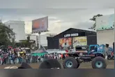 As autoridades locais ainda não informaram as circunstâncias exatas que levaram o veículo a atingir a multidão.