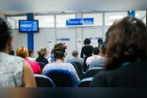 Para agendar atendimento ou antecipar perícias, os segurados podem ligar para o telefone 135 ou acessar o Meu INSS.