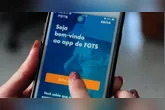 O valor máximo permitido para retirada é de até R$ 6.220, mas a quantia liberada depende do saldo disponível na conta do FGTS de cada trabalhador.