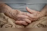 Pessoas idosas podem conseguir desconto ou gratuidade em serviços essenciais no Brasil