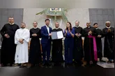 A governadora Hana junto aos padres do Santuário exibe o documento que confirma as novenas Patrimônio