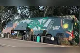 Motorista do ônibus da banda perdeu o controle e saiu da pista