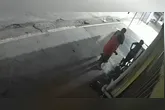 Câmera registrou o momento em que a vítima foi atacada pelo suspeito