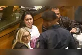 A mãe do pequeno Henry Borel vira o rosto quando fotos da necropsia foram mostradas