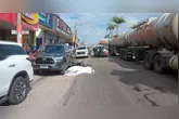 O corpo ficou exposto ao chão, ao lado da carreta