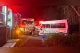 Caminhão e van ficaram completamente destruídos após a colisão