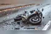 Condutor caiu da motocicleta, mas teria caído em cima do punhal que estava com ele, foi perfurado e morreu