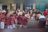 Alunos e outros funcionários ainda tentaram ajudar a professora, mas ela não resistiu