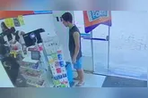 A dupla já chegou anunciando o assalto dentro da farmácia