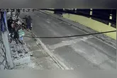 Momento em que os suspeitos anunciam o assalto, mas não esperavam reação do entregador