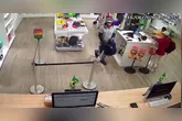 Os três suspeitos fizeram a limpa na loja de venda de celulares em Nazaré