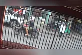 Os dois suspeitos chegaram ao local e o que estava no garupa da moto cometeu o assalto